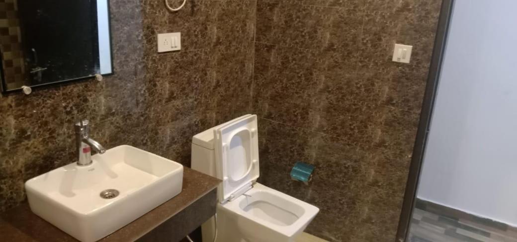 Hotel Stay Well Banikhet Esterno foto